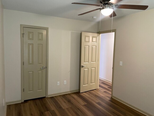 Building Photo - 1307