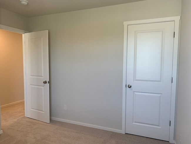 Building Photo - 4 BED/2.5 BATH PLUS A HUGE BONUS ROOM! HIGH END FINISHES! LARGE FENCED BACKYARD !