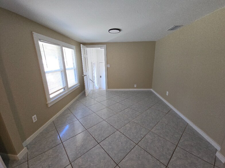 Building Photo - 906 Johns St