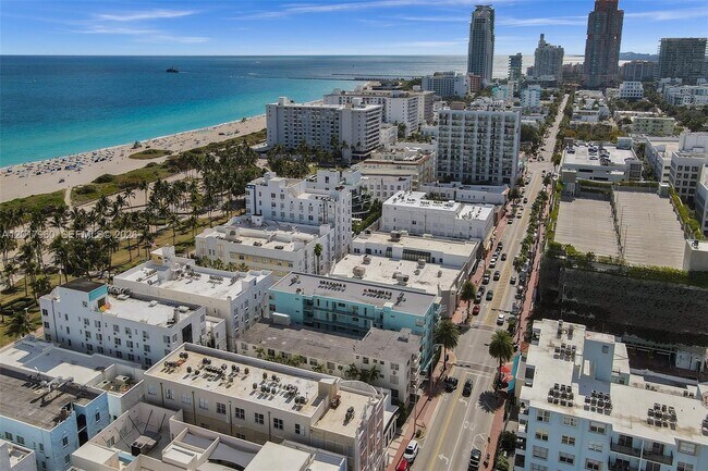 Building Photo - 713 Collins Ave