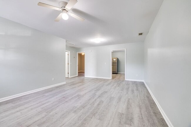 Building Photo - Charming 2BR Duplex with Spacious Yard in Springfield