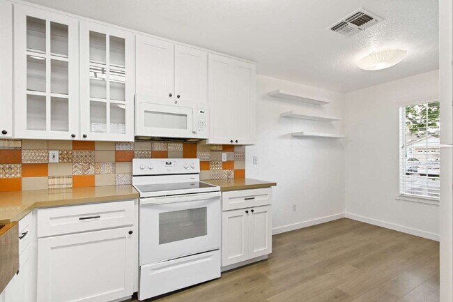 Building Photo - Updated Wildhorse Home | 2 Bed, 2 Bath | Corner Lot | Pets OK | W/D + Landscaping Included