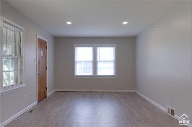Building Photo - 209 S Custer Ave