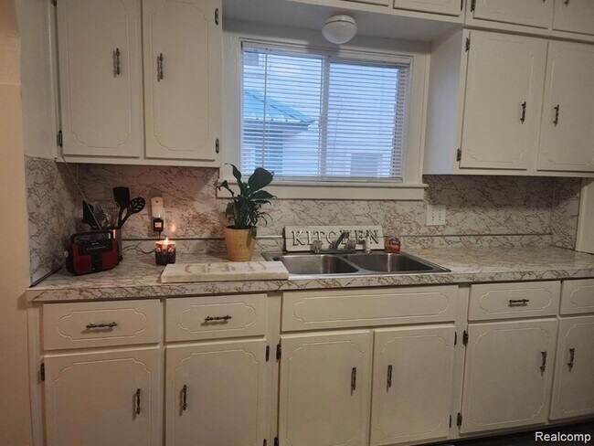 Building Photo - 196 Bondale Ave