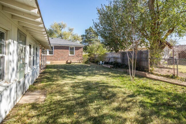 Building Photo - 108 Wayside Dr