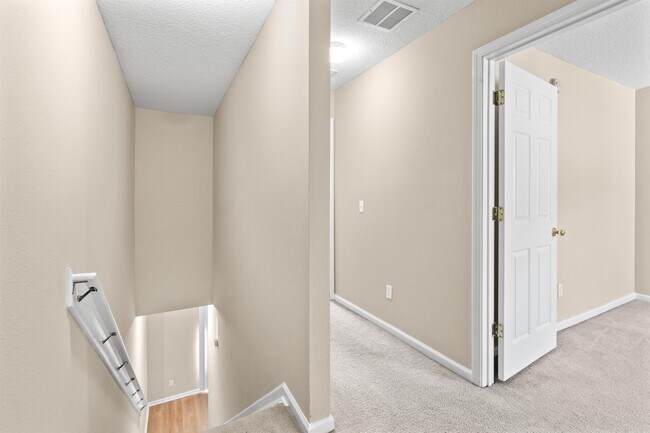 Building Photo - 313 Scrub Jay Dr