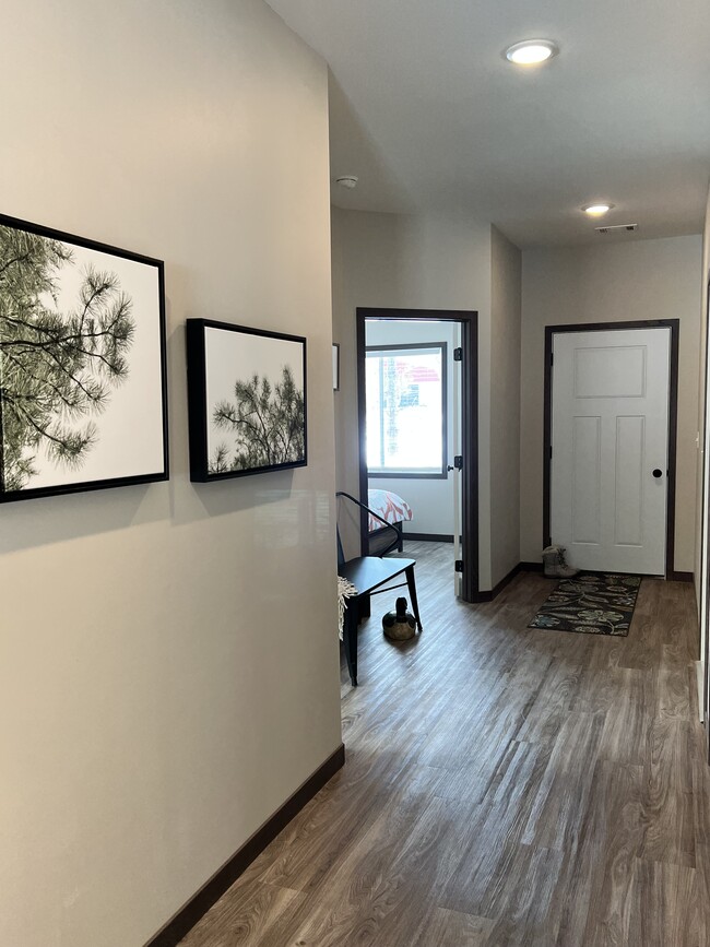 Large entry foyer with boot bench area - 300 Thumper Lodge Rd