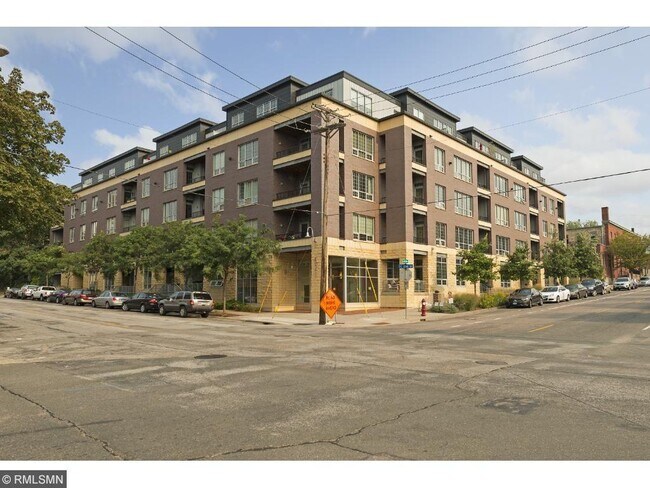 Building Photo - 521 2nd St SE