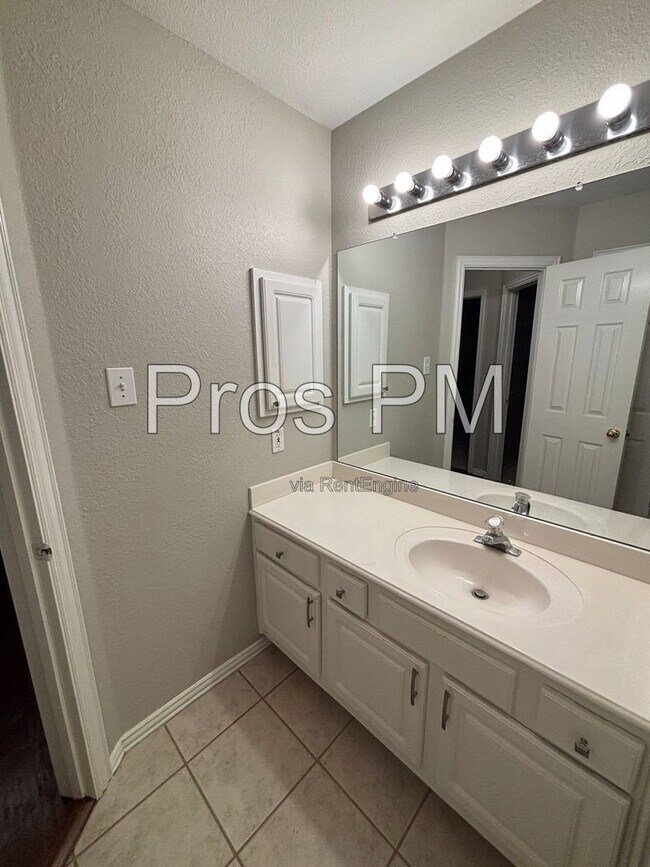 Building Photo - 2921 Meadow Glen Dr