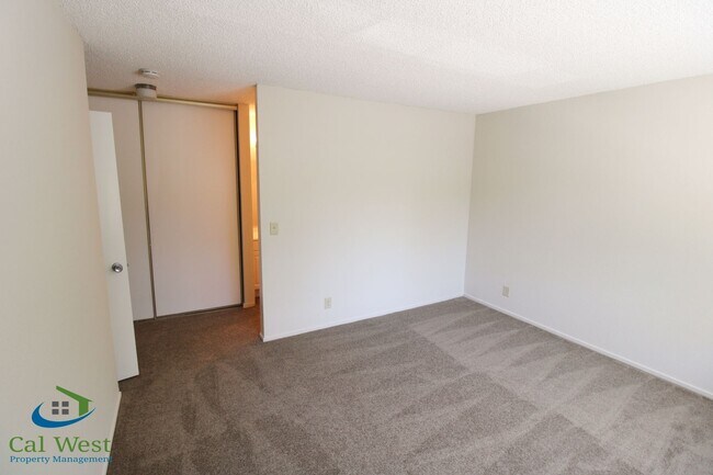 Building Photo - $2595 - 2 Bedroom, 2 Bath Upstairs Condo i...
