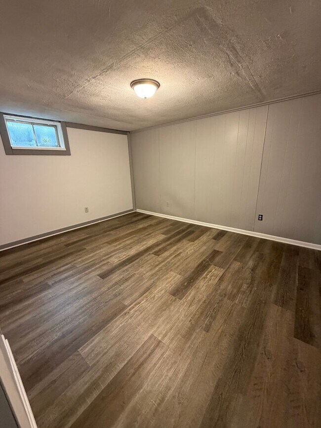 Building Photo - 1811 Hazelwood Dr