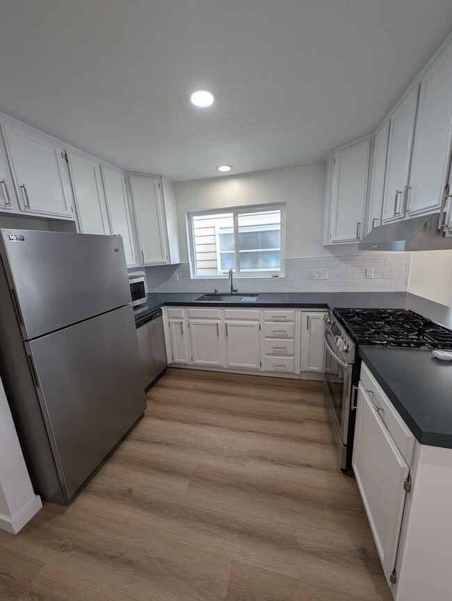 Building Photo - NEW Remodeled and furnished, 6 bed 3 bath ...