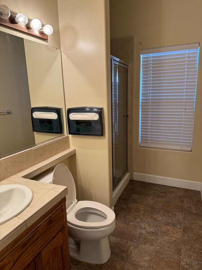 Building Photo - Spacious Stockdale Ranch Home!