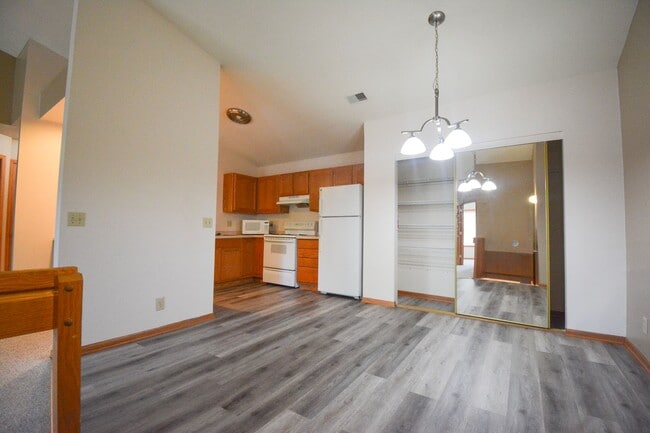 Building Photo - Beautiful 2 bed Condo In NE Rochester!