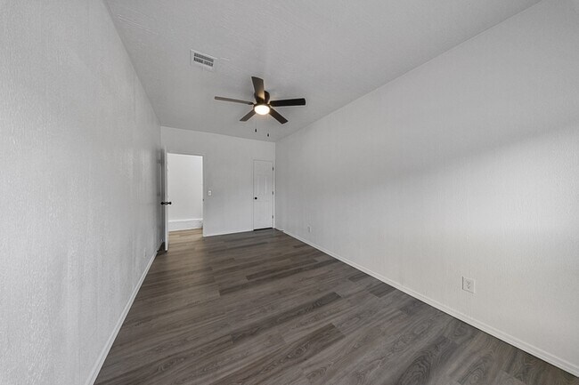 Building Photo - 3232 Parker Dr