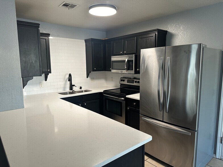 Recently updated kitchen - 1004 Shadowlake Rd