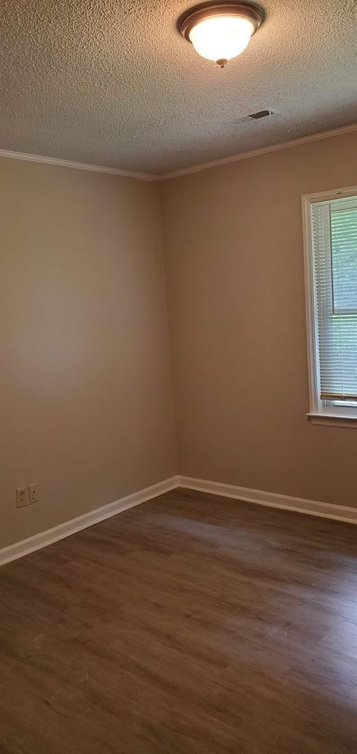 Building Photo - MOVE-IN READY!