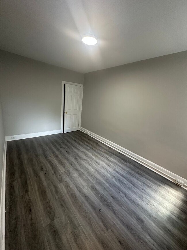 Building Photo - 3 Bed, 1 Bath Townhome
