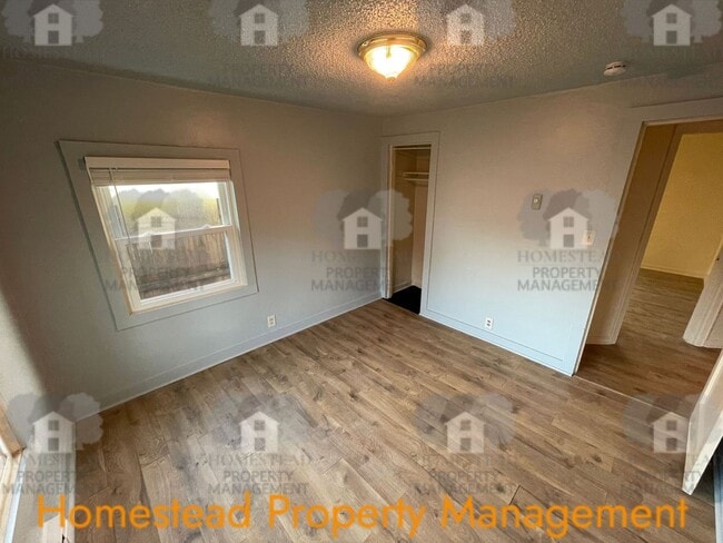 Building Photo - CHECK OUT THIS HUGE YARD!