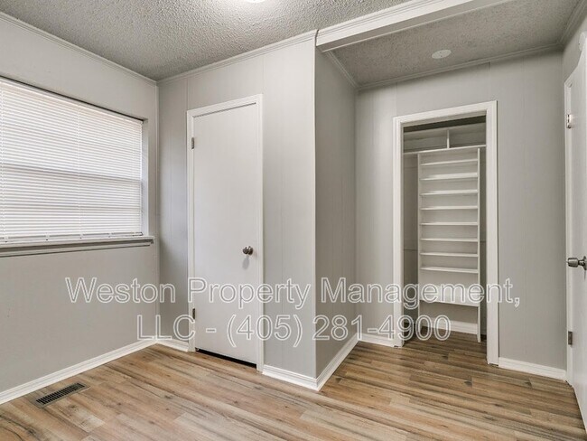 Building Photo - 1011 Crown Dr