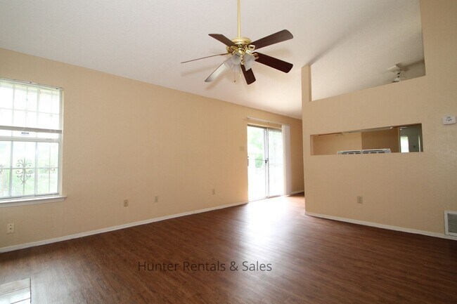 Building Photo - Dreamy Three-Bedroom - 1st month free with...