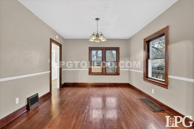 Building Photo - 2041 Loxley Rd