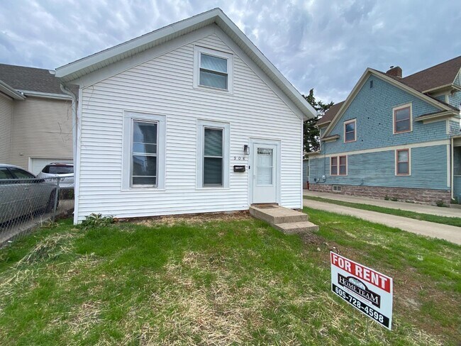 Building Photo - 906 W 10th St