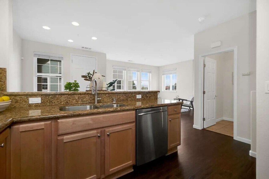 Building Photo - 2502 Jetty Dr