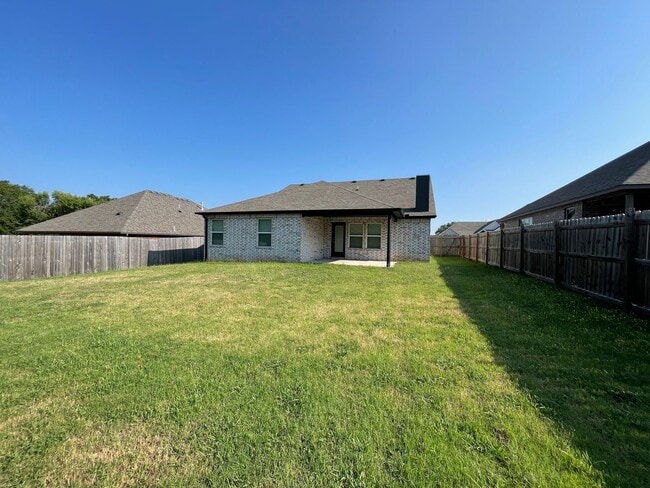 Building Photo - Beautiful 3 Bedroom 2 Bath 2 car garage ho...