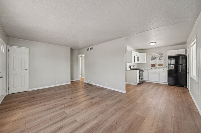 Building Photo - *2 Bedroom Detached Garage, Large Lot Updated and Clean**