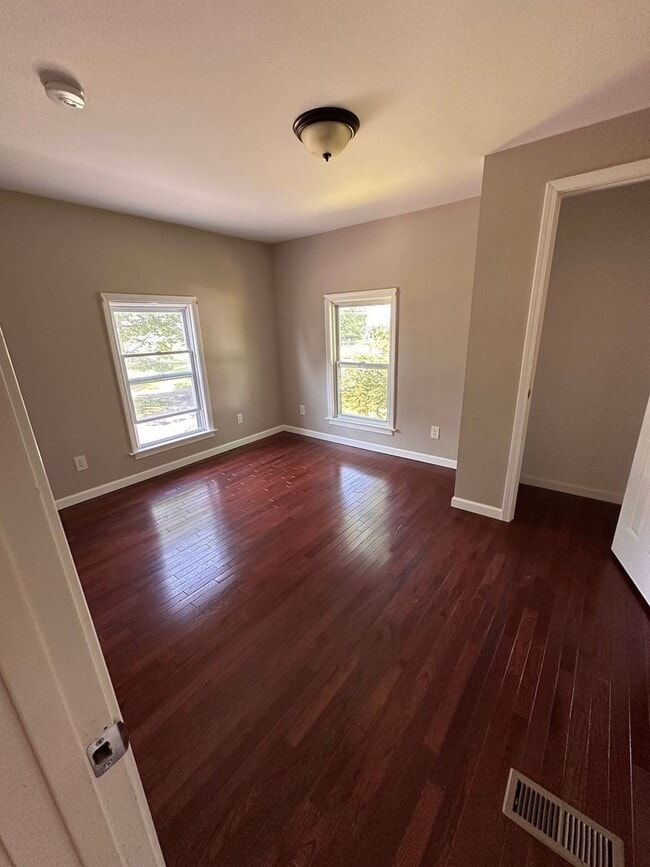 Building Photo - 5 Bedroom/1 bath Single family house