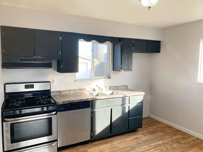 Building Photo - Renovated and Move In Ready...725 Ashland, Mitchell, IL 62040