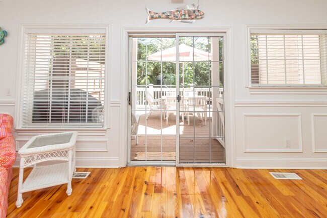 Building Photo - Lovely Townhome Available In Yacht Cove