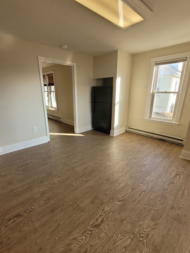 Building Photo - 984 W Main St