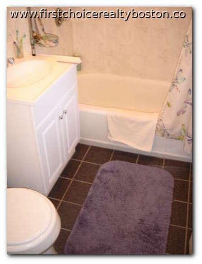 Building Photo - 2BR 1Bth unit. Heat/Hot Water included. Great location!