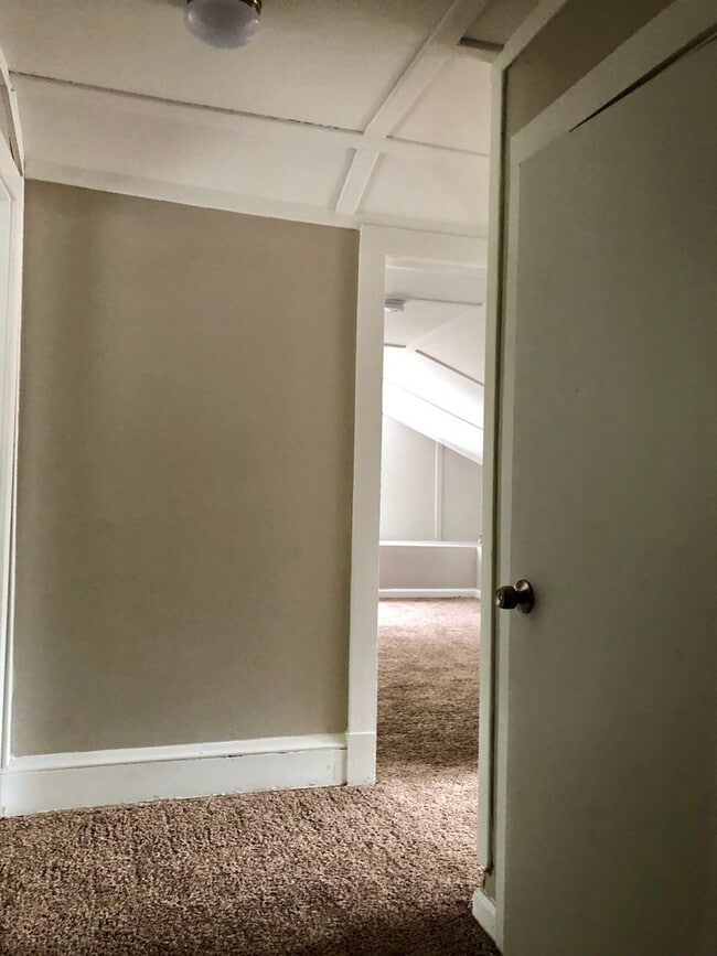 Building Photo - Completely renovated spacious single famil...