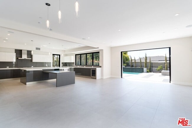 Building Photo - 159 S Bowling Green Way