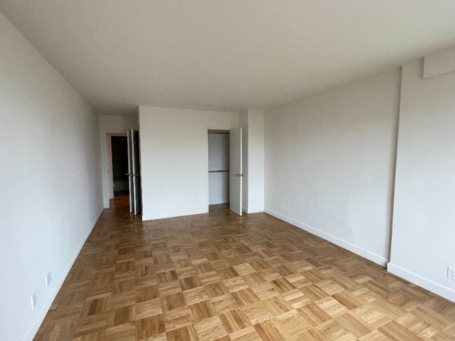 Building Photo - 600 W 246th St