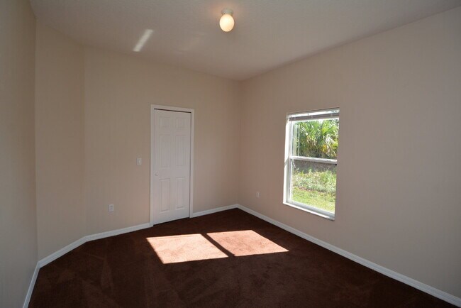 Building Photo - "Spacious 4-Bed Oasis in Palm Coast with 2...