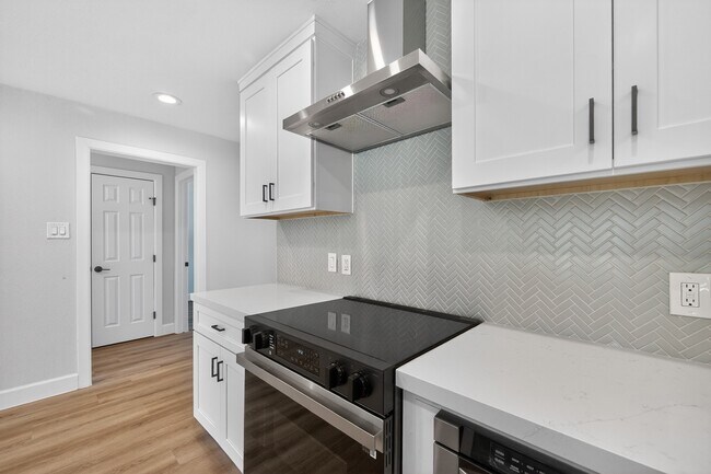 Building Photo - 5743 Ludington Dr