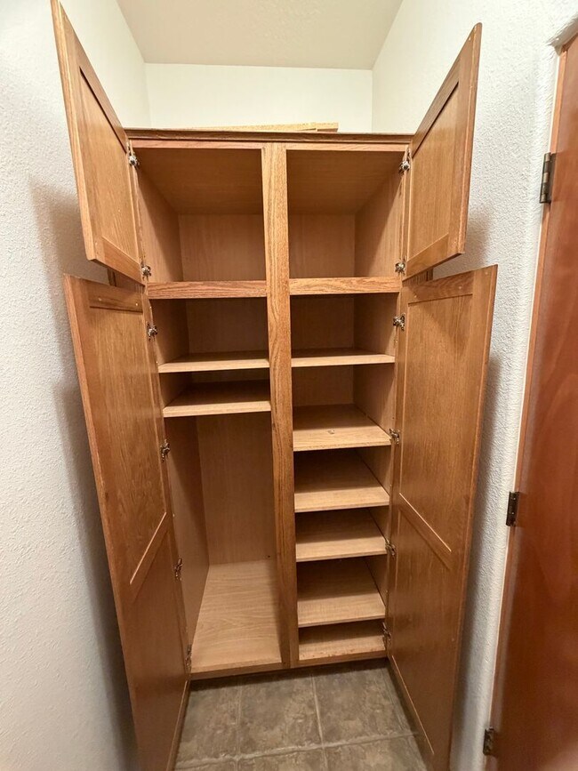 Building Photo - 3-Bedroom House!