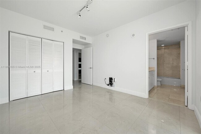 Building Photo - $4,400MONTHLY;19400 TURNBERRY WAY #932 AVE...