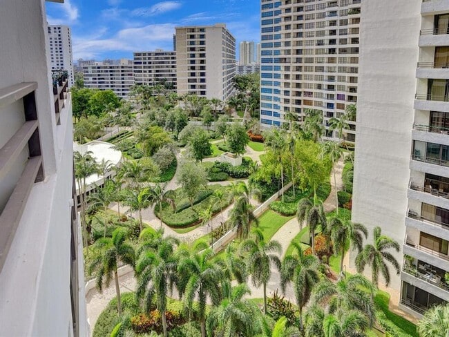 Building Photo - 2500 Parkview Dr