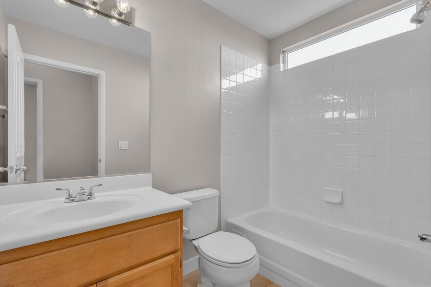 Building Photo - 1568 Lamplight Village Ln