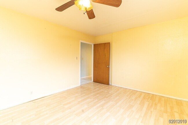 Building Photo - 3BR/2BA/2PKG(TANDEM) STREET LEVEL UNIT IN ...