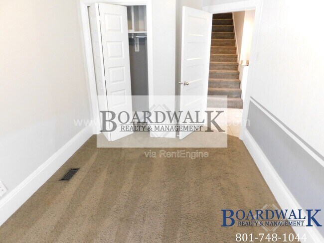 Building Photo - 657 Warnock Ave