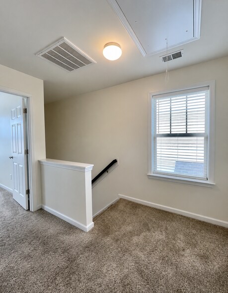 Building Photo - 351 Cardwell Ln