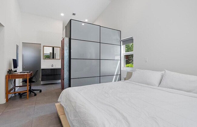 Building Photo - 112 S J St