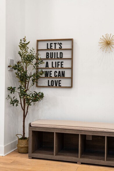 Building Photo - 1941 W Augusta Blvd