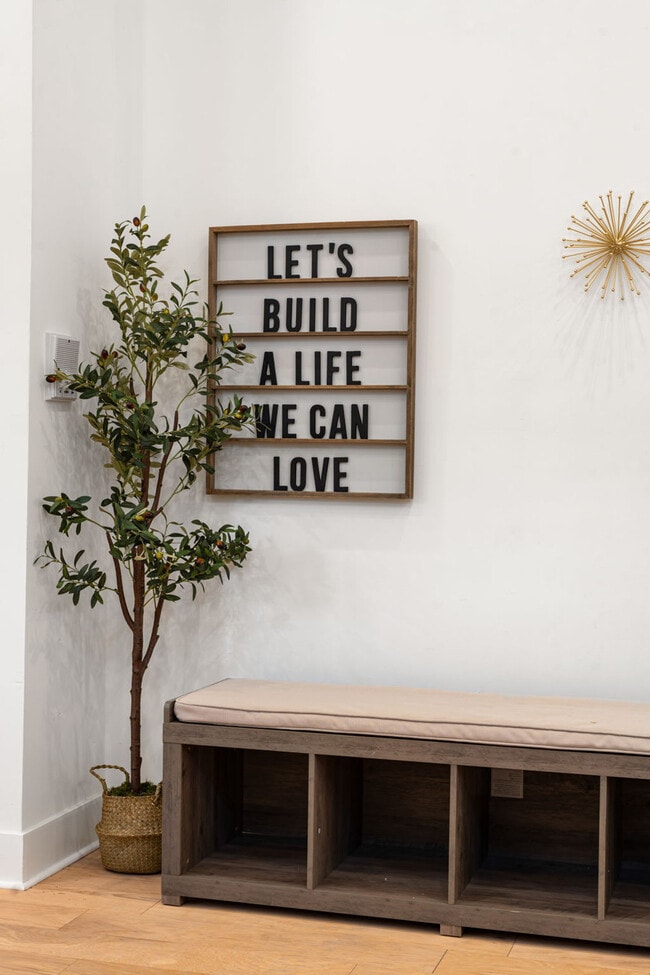 Building Photo - 1941 W Augusta Blvd